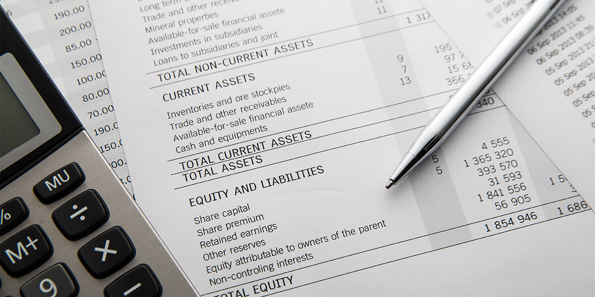 high-angle-view-pen-table
