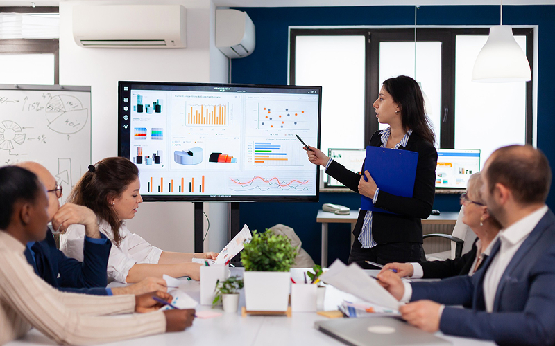 Specialist presenting ESG data to help companies avoid greenwashing.